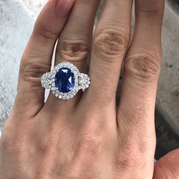Big Oval Ceylon Sapphire Engagement Ring - 11.80 + Carat TW -  18k white gold - Image 2