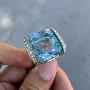 Van Cleef & Arpels 40.50 Carat Beautiful Blue Aquamarine & Diamond Gold Ring