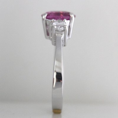 Vivid Pink Sapphire 2.30 Carat Three-Stone Ring 18 Karat White - Image 5