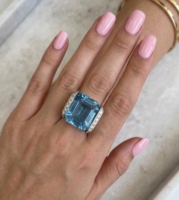 Van Cleef & Arpels 40.50 Carat Beautiful Blue Aquamarine & Diamond Gold Ring - Image 2