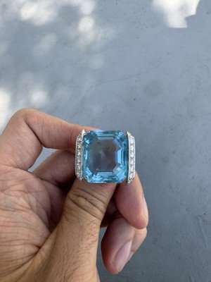Van Cleef & Arpels 40.50 Carat Beautiful Blue Aquamarine & Diamond Gold Ring - Image 3