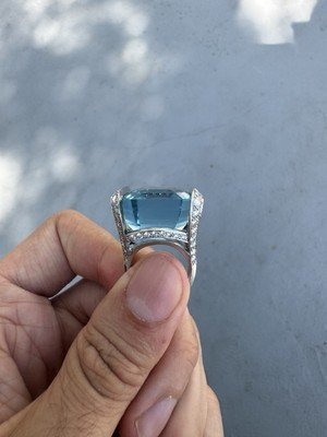 Van Cleef & Arpels 40.50 Carat Beautiful Blue Aquamarine & Diamond Gold Ring - Image 5