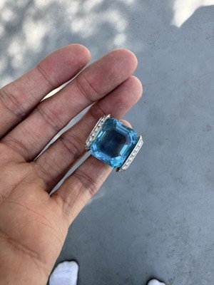 Van Cleef & Arpels 40.50 Carat Beautiful Blue Aquamarine & Diamond Gold Ring - Image 6