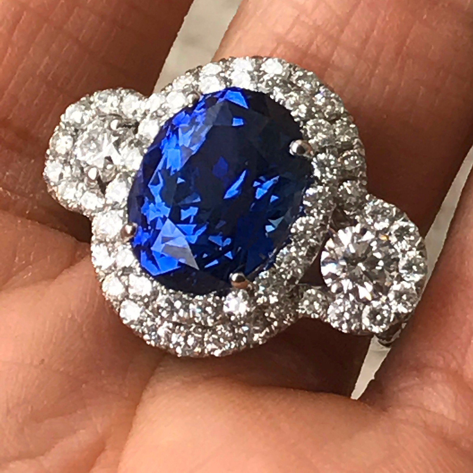 Big Oval Ceylon Sapphire Engagement Ring - 11.80 + Carat TW - 18k white gold - Image 3