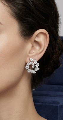 Harry Winston Garland Cluster Large Diamond Earrings - 4.70 Carats - Image 3