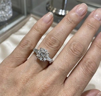 3.14 Carat Beautiful Old Round Cut Diamond Ring with Baguettes - Image 9