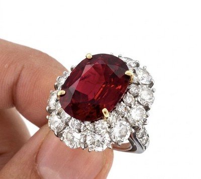 Exquisite Van Cleef & Arpels 7.77ct Ruby Ring with 4.00ct Diamond Halo —Signed - Image 2