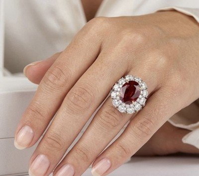 Exquisite Van Cleef & Arpels 7.77ct Ruby Ring with 4.00ct Diamond Halo —Signed - Image 3